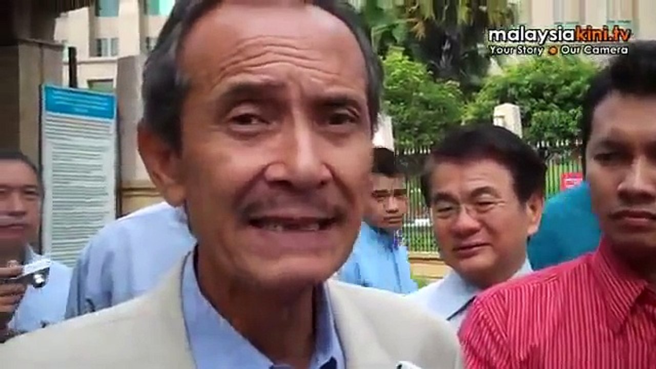 Najib gets bags of petitions to reinstate PPSMI