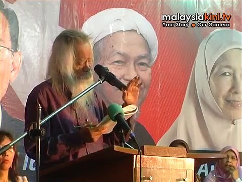 National Laureate recites poem at Pakatan rally