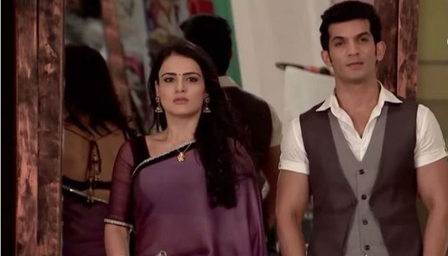 RV ne nikala Ishani ko Ghar se Baahar tab Shikhar ne apnaya Ishani ko aur lekar aaya apne ghar - 20 aug 2015 - Meri Aashiqui Tum Se Hi