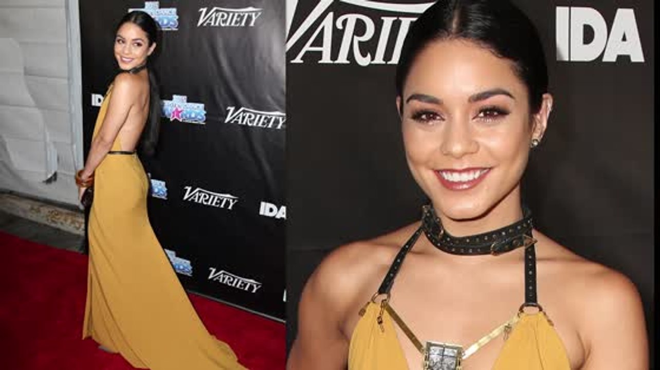 Vanessa Hudgens mit Gips auf dem roten Teppich