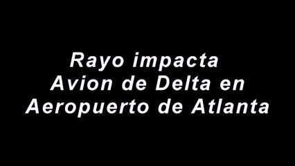 Captan el momento en el que un avión es impactado por un rayo en aeropuerto