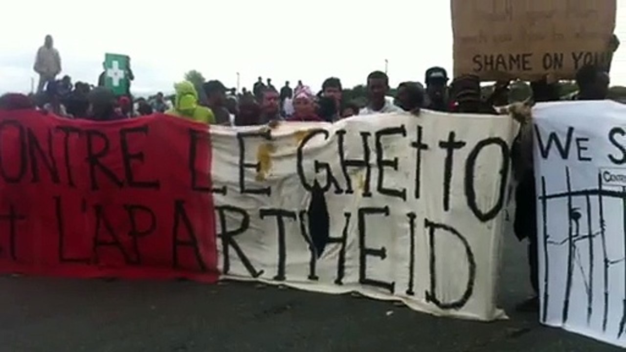 Calais : "Nous sommes des immigrants, pas des terroristes", scandent les migrants