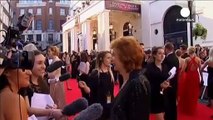 Cientos de personas despiden a la presentadora y cantante Cilla Black en Liverpool