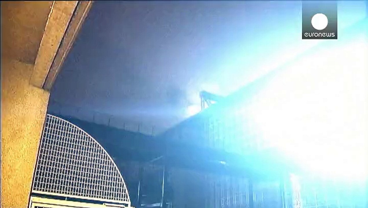 Двое пожарных пострадали при тушении огня в Париже