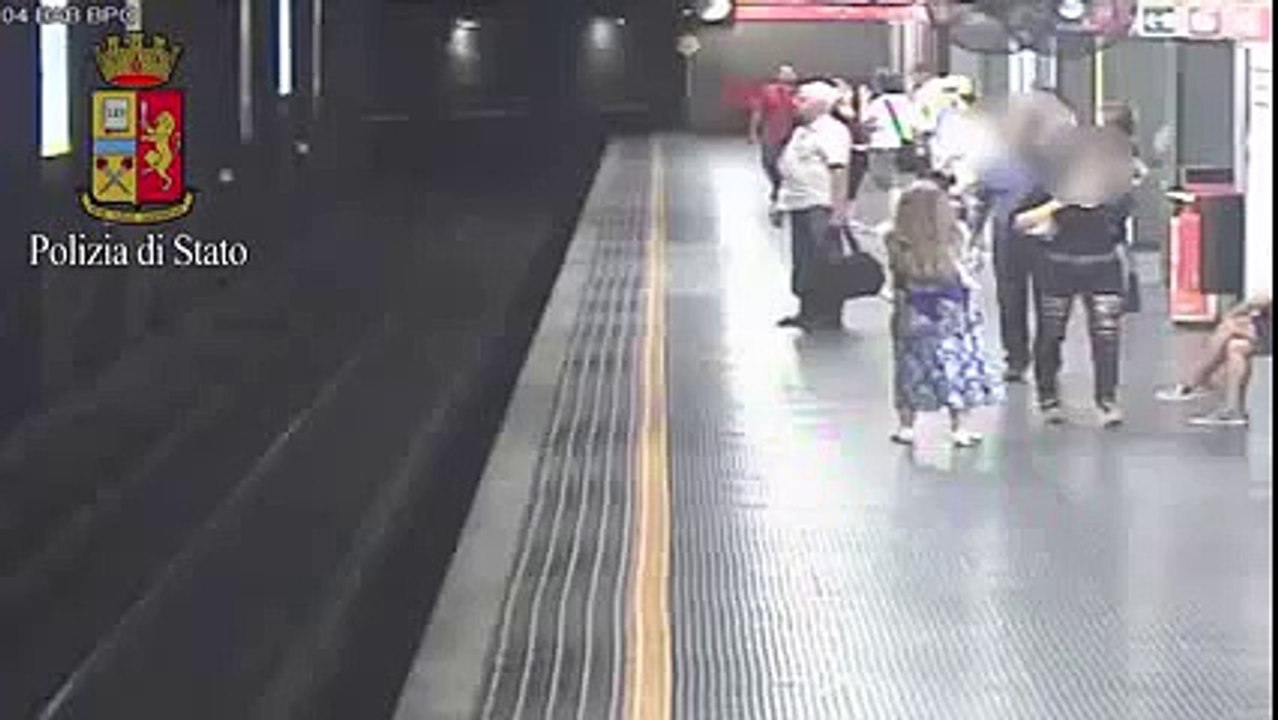 Milano - Litiga con l’ex e si butta sui binari della metro: salvata in extremis (20.08.15)