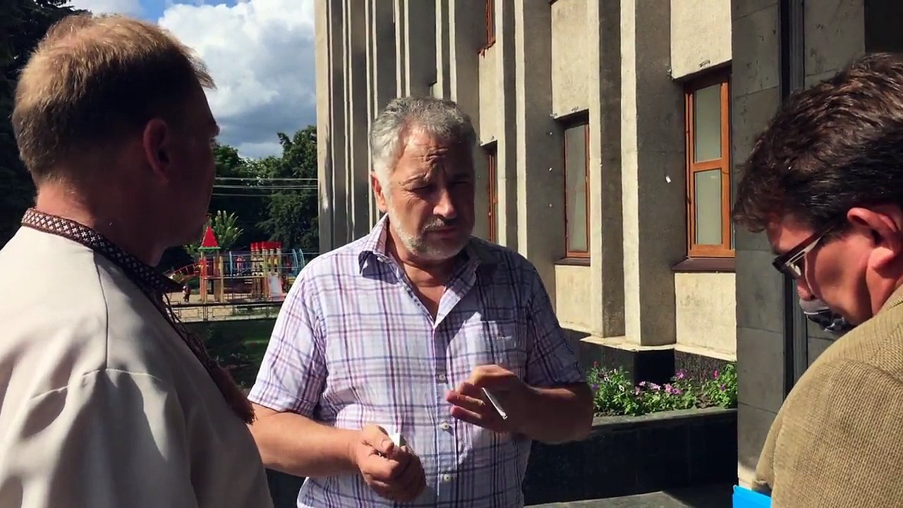 Тендеры и торги в Донецкой области во время курения на крыльце горсовета