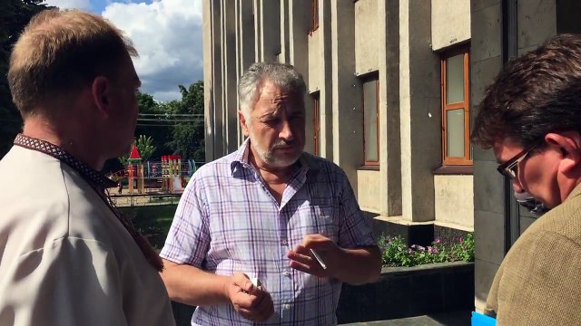 Тендеры и торги в Донецкой области во время курения на крыльце горсовета