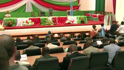 Presidente do Burundi toma posse para polêmico terceiro mandato