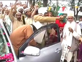 Astaghfirullah.. Look at fake pir... جب تک پکڑا نہ جایے اصلی پیر. پکڑنے کے بعد جعلی پیر.