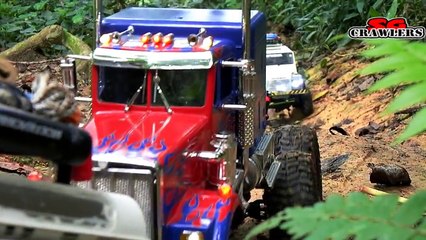 Descargar video: 9 Trucks RC Mudding Trail at Chestnut Ave Defender D90 Axial Wraith 6x6 King Hauler Man Honcho