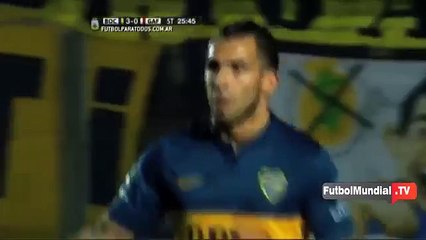 Tevez regaló su camiseta a chica que invadió la cancha (VIDEO)