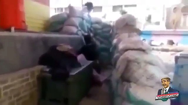 احد عناصر المقاومة يغيظ قناص حوثي بـرأس دمية في تعز