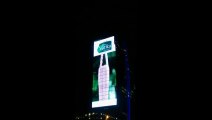 اعلان شامبو لامرأة نصف عارية على برج في جدة