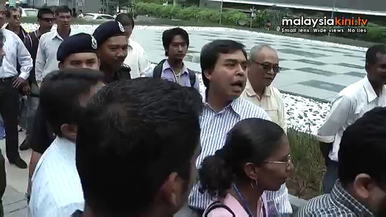 Aussie gov't treats refugees like a football, say NGOs