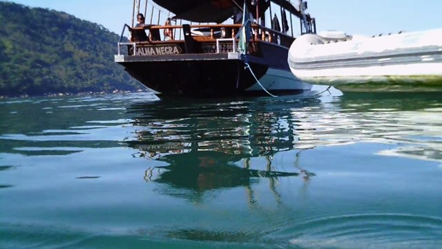 Praia à praia, mares aos mares, barcos aos barcos, Ubatuba, SP, Brasil,PET reciclados em 82 a 92 garrafas de 2 litros