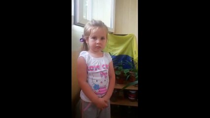 Ukrainisches Mädchen ruft "Sieg Heil!" und wird gelehrt Russen zu töten