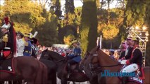 DIVERTENTE: cavallo imbizzarrito durante la festa dei Carabinieri!