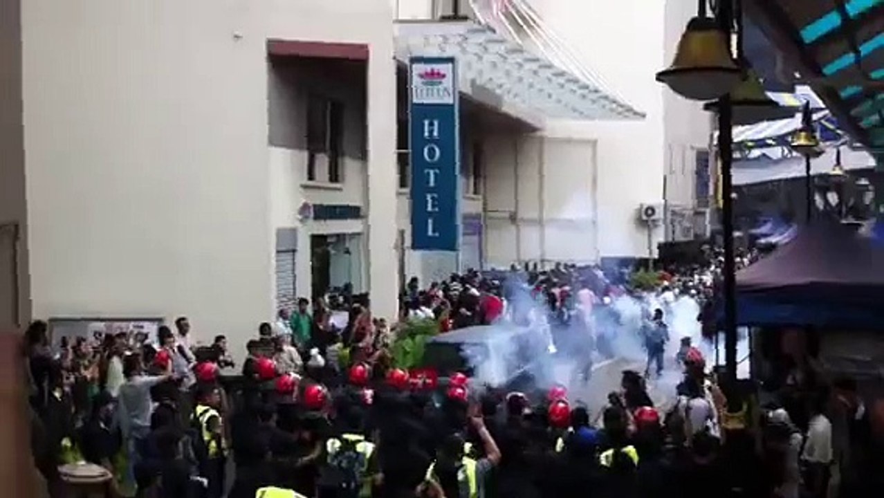 Bersih 2.0: Tear gas at Masjid India