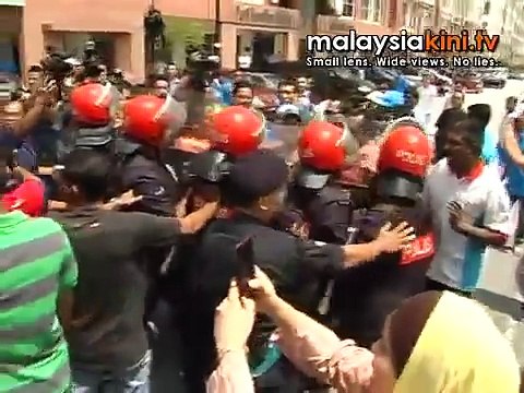 Umno Youth exco member to sue PKR sec-gen