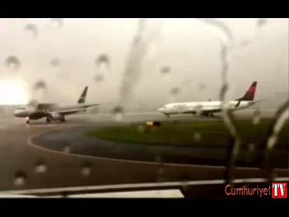 Uçağa yıldırım düşme anı kamerada