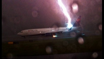 Delta airplane is struck by lightning and it's Terrifying!