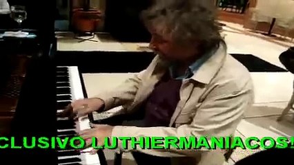 Carlos Nuñez Cortes tocando el piano en Sheraton