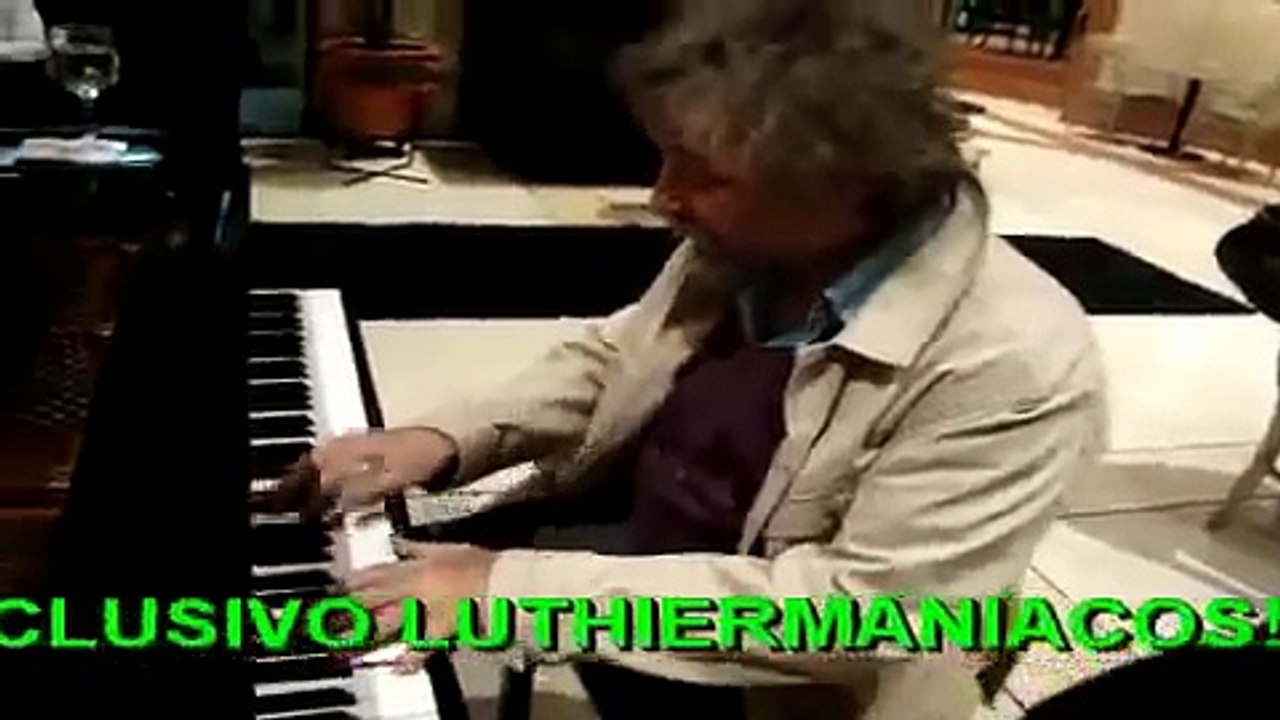 Carlos Nuñez Cortes tocando el piano en Sheraton