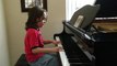 Un jeune garçon autiste joue un medley des chansons de Taylor Swift au piano - Surdoué