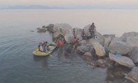 Un drone filme l'arrivée de migrants sur les côtes grecques