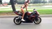 Девушка на мотоцикле трюки круто !