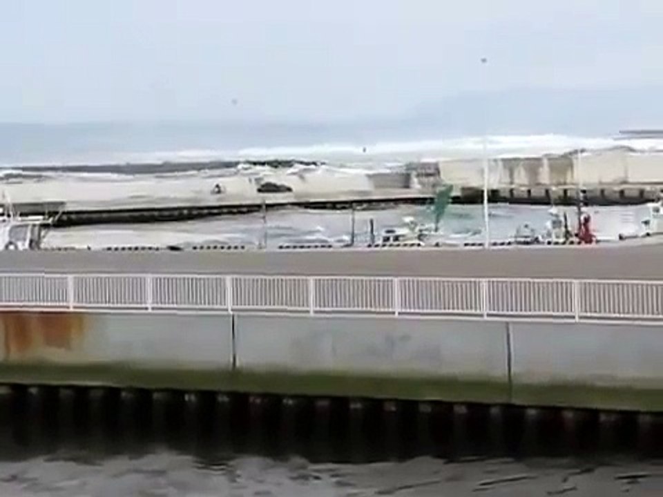 日本大海嘯 - 轉眼間拍攝者自身難保