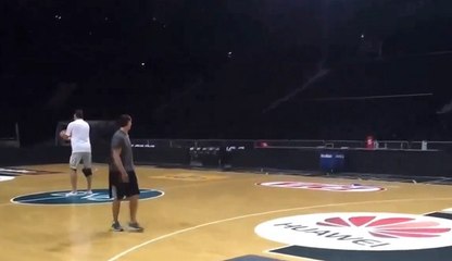 Arvydas Sabonis marque du milieu du terrain, dos au panier et à une main