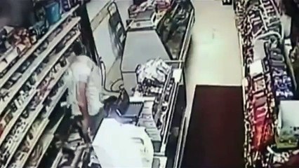 Un commerçant fait fuir 2 voleurs armés d’épées avec un sabre !