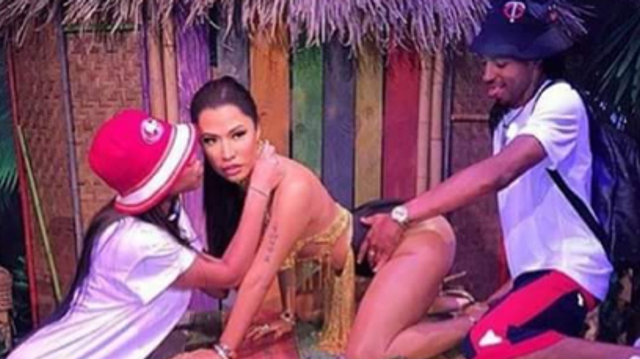 Nicki Minaj Gets Humped . . . A Lot - video Dailymotion