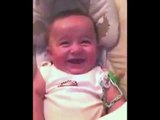 Gülerken sevimlilik patlaması yaşayan bebek