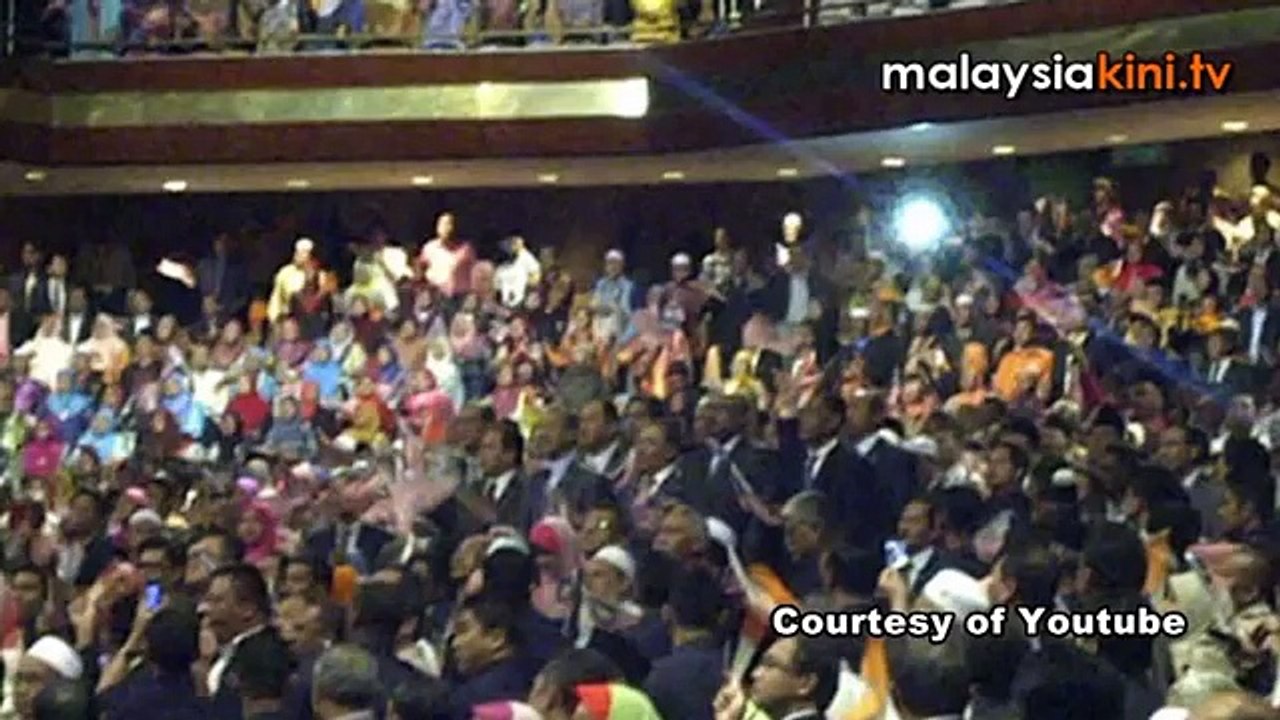 FELDA settlers watch Tanda Putera