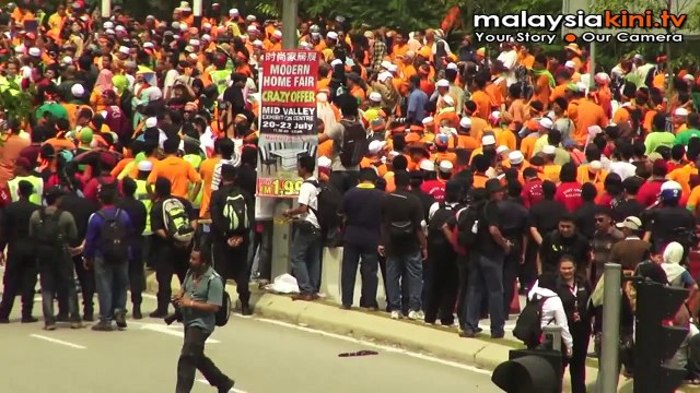 5,000 march to Istana over FGV listing
