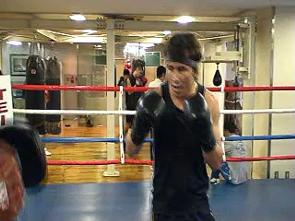 Edwin Valero hitting the mitts