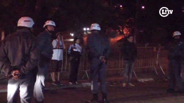 Após vaias em campo, são-paulinos protestam na saída do ônibus 