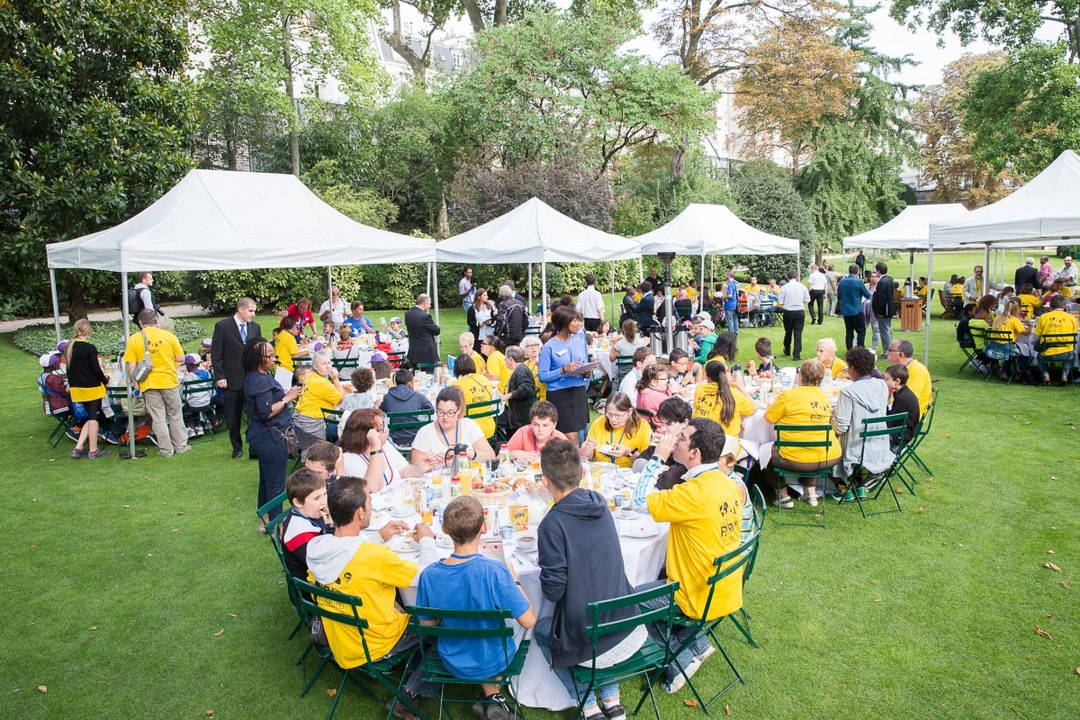 [L'Essentiel] Manuel Valls reçoit 300 enfants et familles "oubliés des vacances" à Matignon