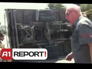 Aksident, rrëzohet kamioni rrezikohet autobusi me turistë