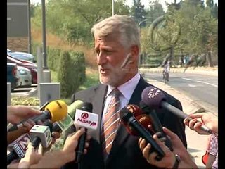 Thaçi mbështet Ahmetin kundër Gruevskit