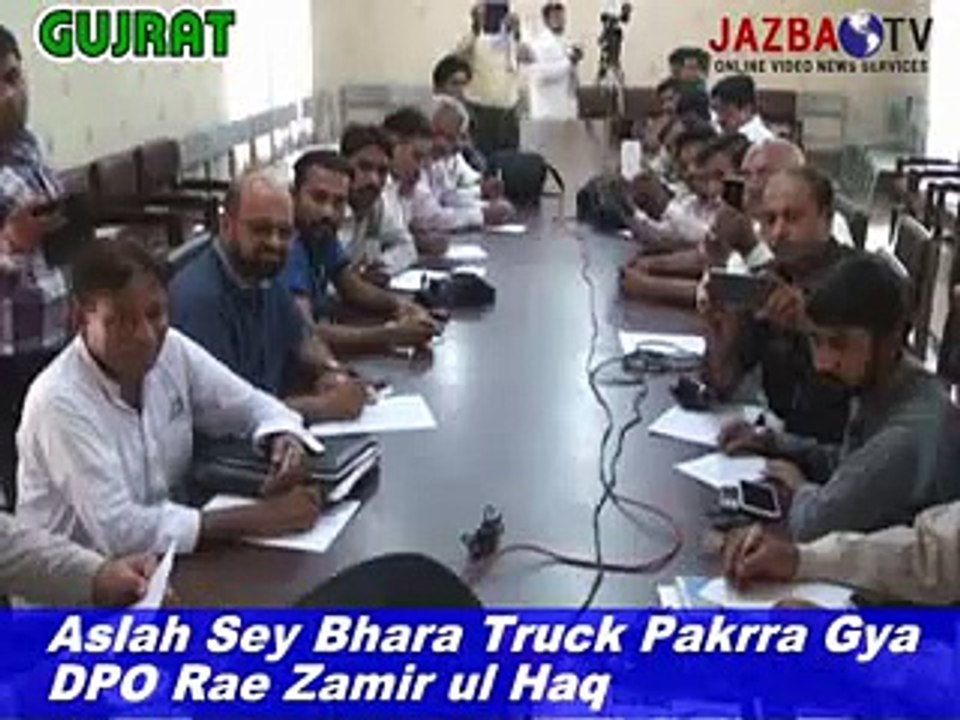 GUJRAT.Aslah Sey Bhara Truck Pakrra Gya.DPO Rae Zamir