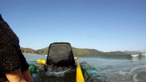 Reciclando garrafas de 2 litroe PET em um belo caiaque, navengando na Baia do Flamengo, Ubatuba, Brasil