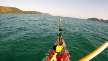 Reciclando garrafas de 2 litros PET em um belo caiaque, navengando na Baia do Flamengo, Ubatuba, Brasil