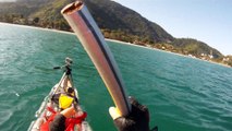 Reciclando garrafas de 2 litros PET em um belo caiaque, navengando na Baia do Flamengo, Ubatuba, Brasil