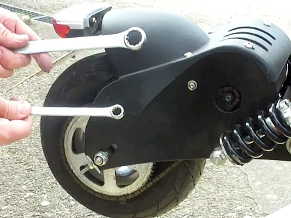 Alibre Elektroscooter Kette spannen.avi