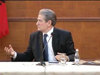 BERISHA TAKIM ME TRUPEN E TEATRIT KOMBETAR .mpg