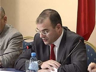 DHUNA DHE TRAFIKIMI I GRAVE DHE FEMIJVE.mpg