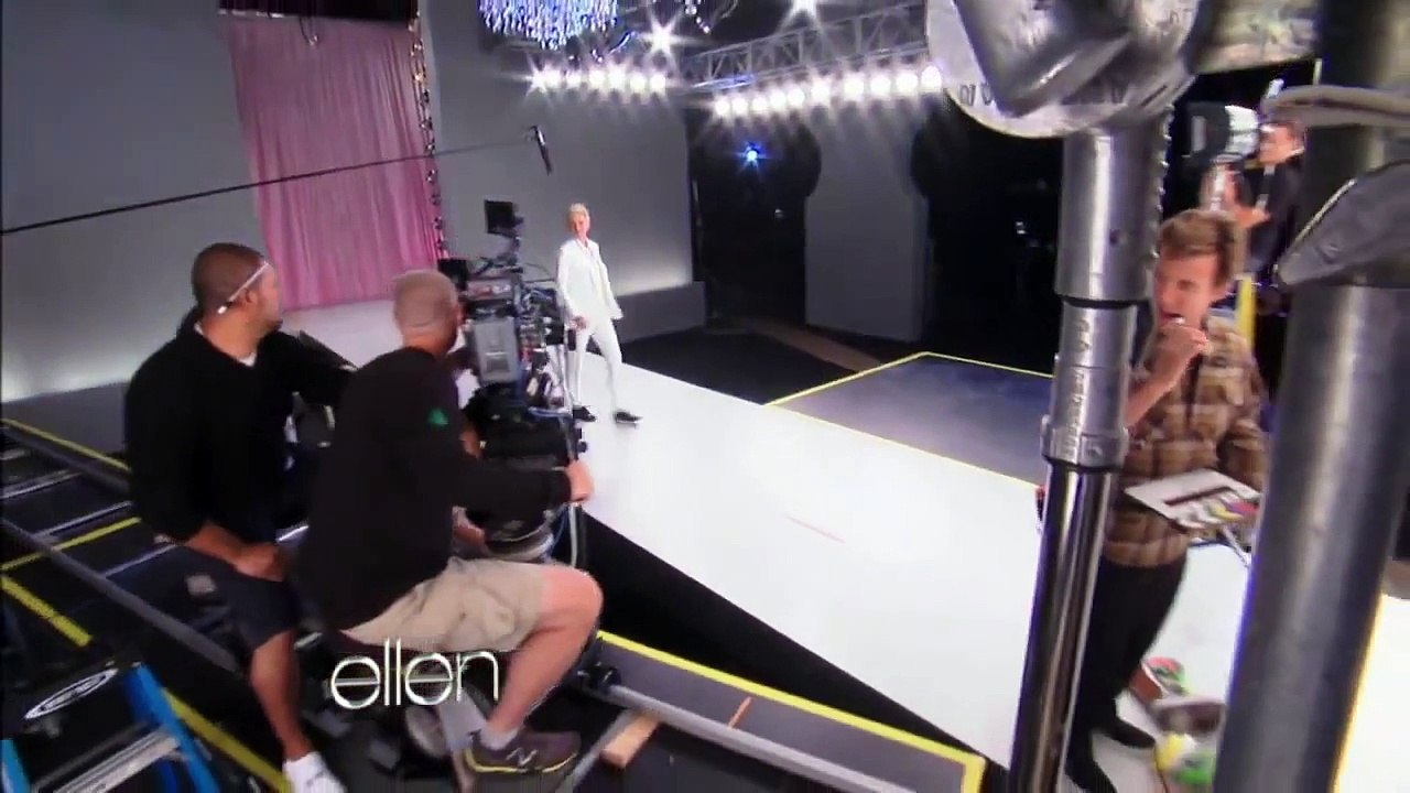 Ellen and Sofia Vergara Shoot a CoverGirl Commercial subtitulado al